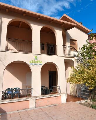 Casa con due piani indipendenti e giardino