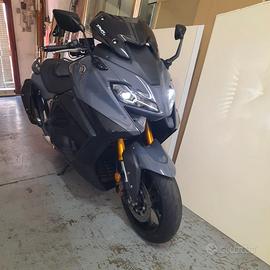 Yamaha tmax 560