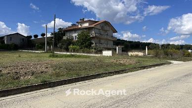 CASA SINGOLA SU 4 LIVELLI CON AMPI SPAZI E ATTICO