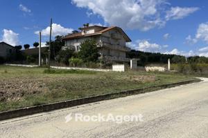 CASA SINGOLA SU 4 LIVELLI CON AMPI SPAZI E ATTICO