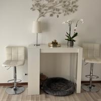 Tavolo alto con due sgabelli  alti in pelle