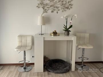 Tavolo alto con due sgabelli  alti in pelle