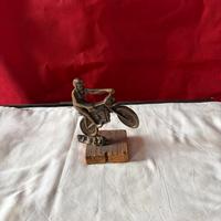 Motociclista in ottone