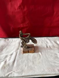 Motociclista in ottone