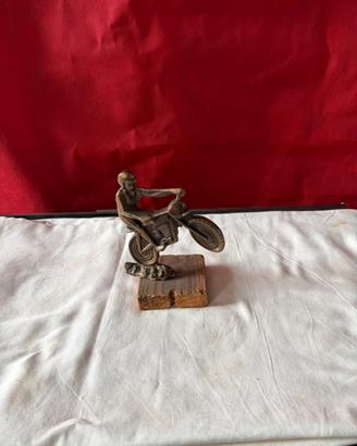 Motociclista in ottone