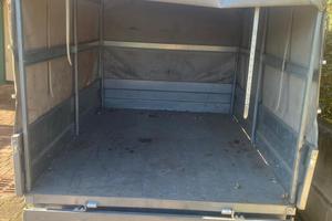 Rimorchio centinato per auto