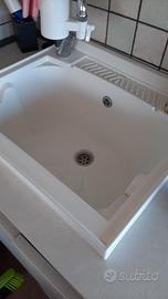 Mobile  con lavatoio  e  spazio per ripiani