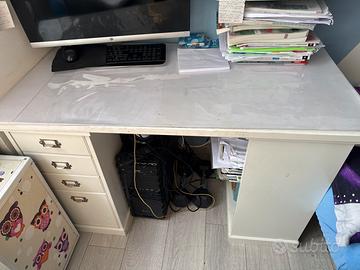 Scrivania con cassettiera