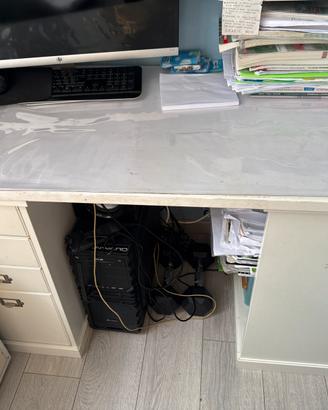 Scrivania con cassettiera