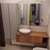 bagno sospeso rovere colonne bugnate e specchio