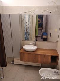 bagno sospeso rovere colonne bugnate e specchio