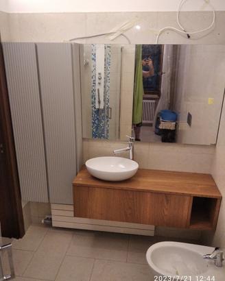 bagno sospeso rovere colonne bugnate e specchio