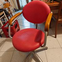 Sedia rossa stile parrucchiere in pelle vintage