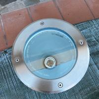 Faro x incasso nel giardino