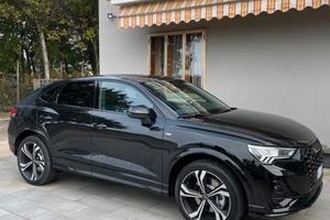 Audi Q3 Sportback 40 TDI  quattro Identity Black