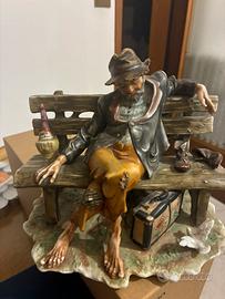 Statua in ceramica clochard su panchina