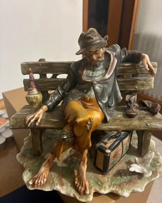 Statua in ceramica clochard su panchina