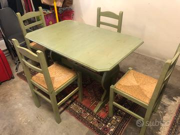 Tavolo in legno allungabile con sedie