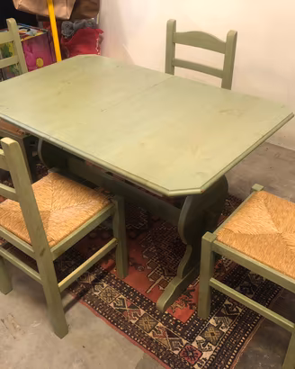 Tavolo in legno allungabile con sedie
