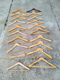 lotto (N1) di 20 attaccapanni vintage in legno 