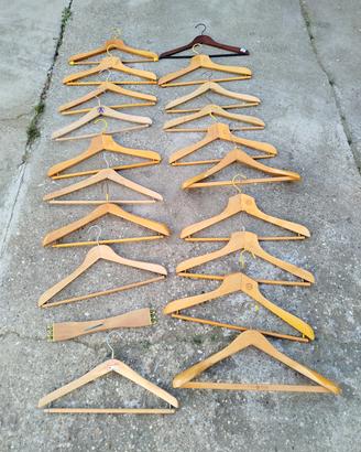 lotto (N1) di 20 attaccapanni vintage in legno 