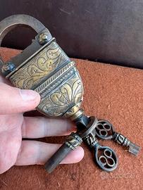 Antico lucchetto con segreto inciso 3 chiavi