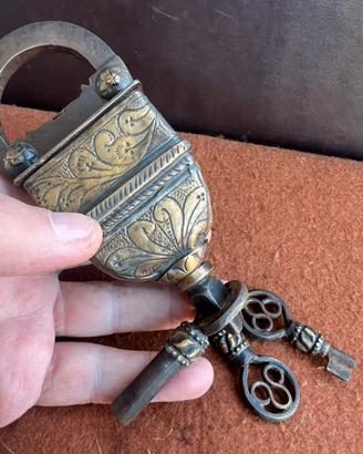 Antico lucchetto con segreto inciso 3 chiavi