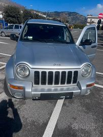 Jeep Cherokee anno 2005 cofano e parafanco