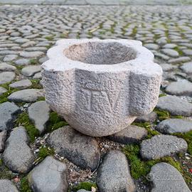 antico mortaio in pietra
