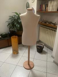 Manichino sartoriale elegante con base in legno