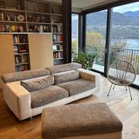 Divano 2 posti large con pouf imbottito doppio
