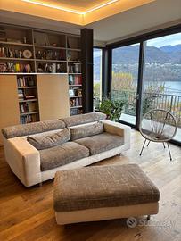 Divano 2 posti large con pouf imbottito doppio