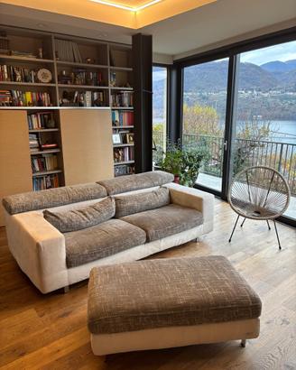 Divano 2 posti large con pouf imbottito doppio