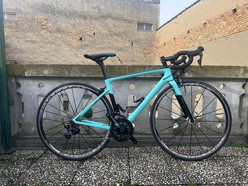 Bicicletta da corsa con misuratore di potenza