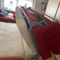 Divano chateau d’ax rosso di velluto a costine