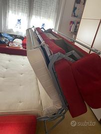 Divano chateau d’ax rosso di velluto a costine