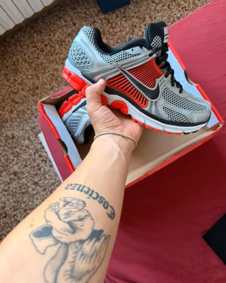 Nike Zoom Vomero 5 Metallic Silver / Black / Red.