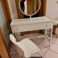 Toeletta bianca da camera. Ikea