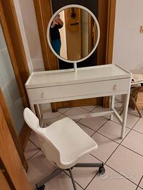 Toeletta bianca da camera. Ikea