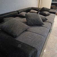 Divano grande completo di cuscini