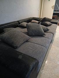 Divano grande completo di cuscini