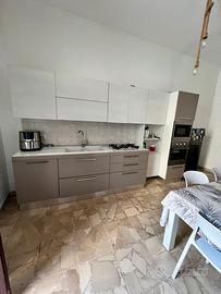 Cucina, tavolo, sedie e divano