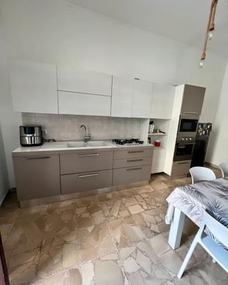 Cucina, tavolo, sedie e divano