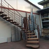 Scala artigianale in ferro con base elicoidale