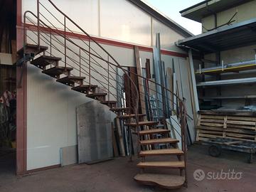 Scala artigianale in ferro con base elicoidale