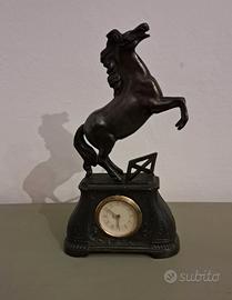 Orologio vintage con cavallo rampante