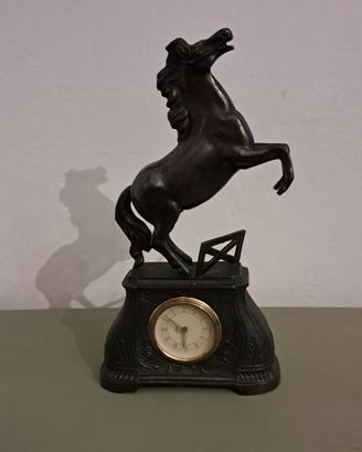 Orologio vintage con cavallo rampante