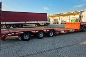 Semirimorchio Bertoja con rampe collo d'oca ribass