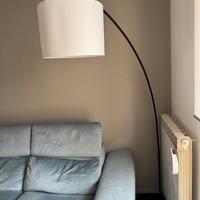 Lampada ad arco con basamento nero