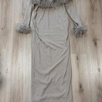 Abito attillato grigio con patchwork in pelliccia